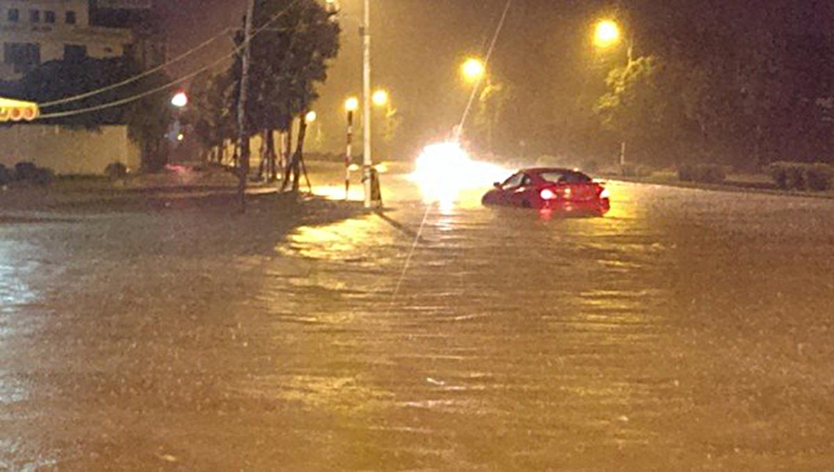 các đường phố ngập lụt tại hà nội ngày 22/9/2015