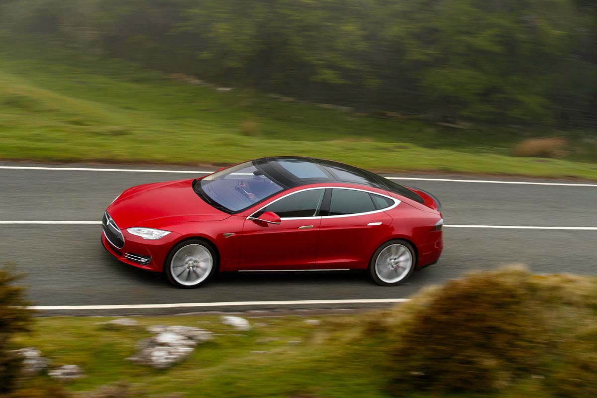 Tesla dồn sức cho mẫu xe điện Model 3
