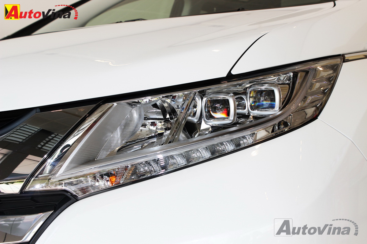 Honda Odyssey mới được trang bị nhiều công nghệ hiện đại hơn như đèn trước kiểu bóng projector kép dạng LED, dải đèn LED ban ngày