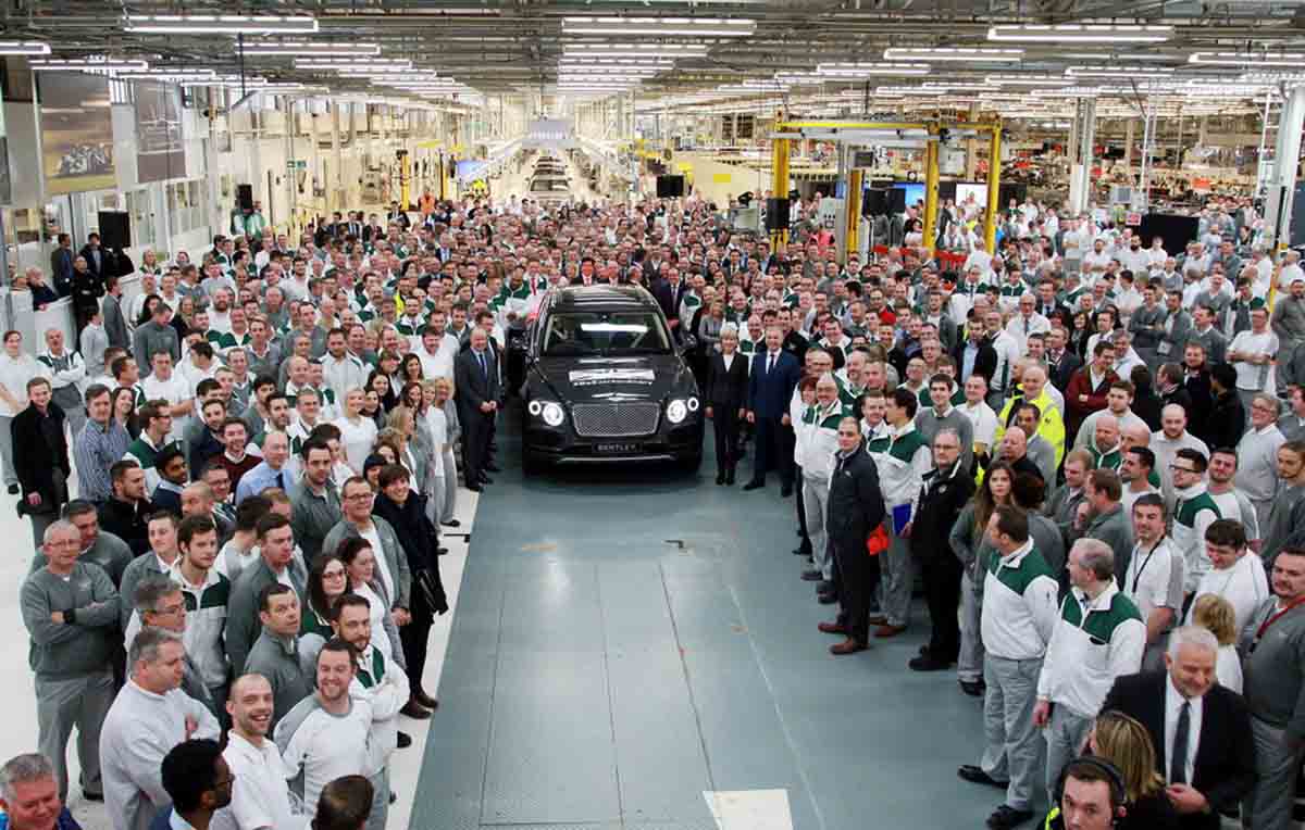Chiếc Bentley Bentayga đầu tiên xuất xưởng