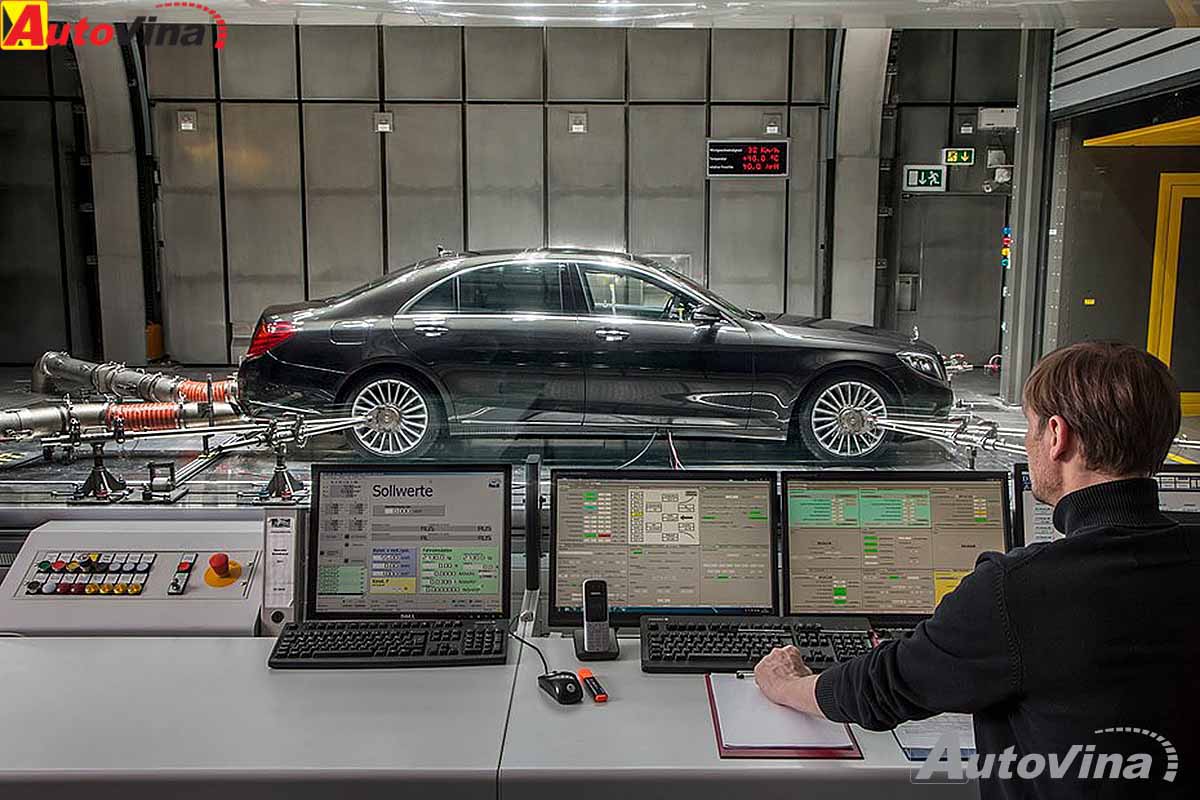 Một chiếc S-Class với hệ thống điều hoà sử dụng CO2 của Mercedes đang trong công đoạn kiểm tra trong hầm gió khí động học tại Sindelfingen, Đức
