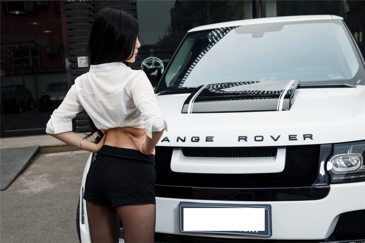 người đẹp và xe Range Rover
