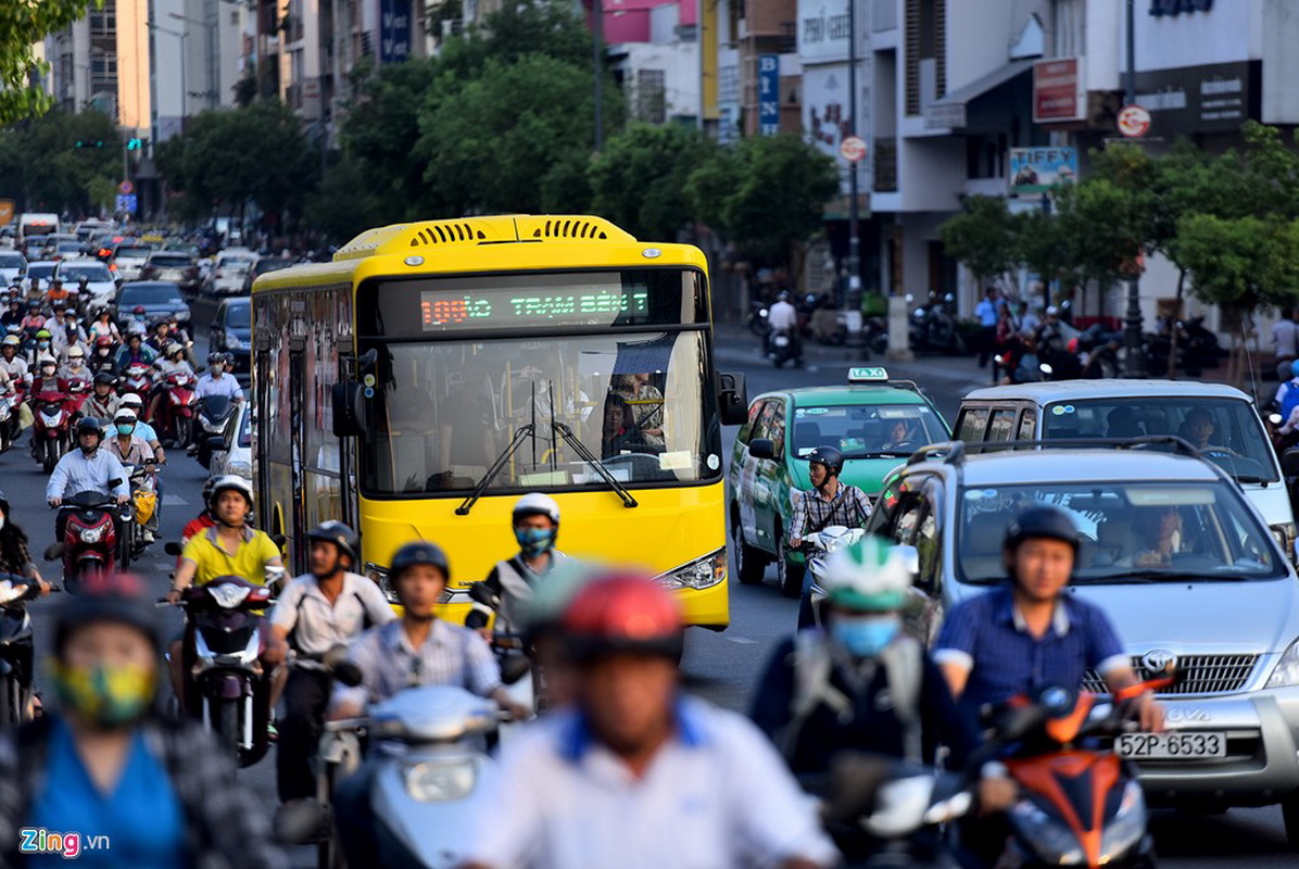 xe buýt 5 sao đang trên đường phố Sài Gòn