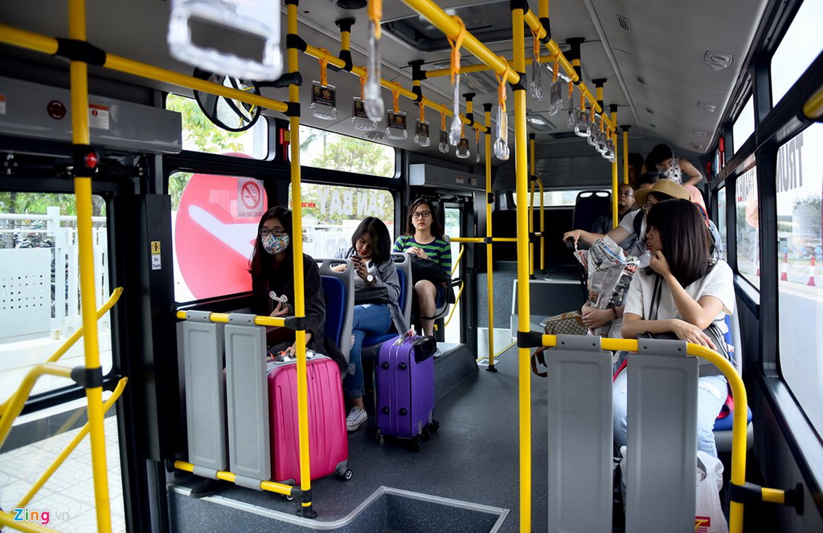 ghế ngồi không đặt nhiều trên xe buýt 5 sao trên đường phố Sài Gòn