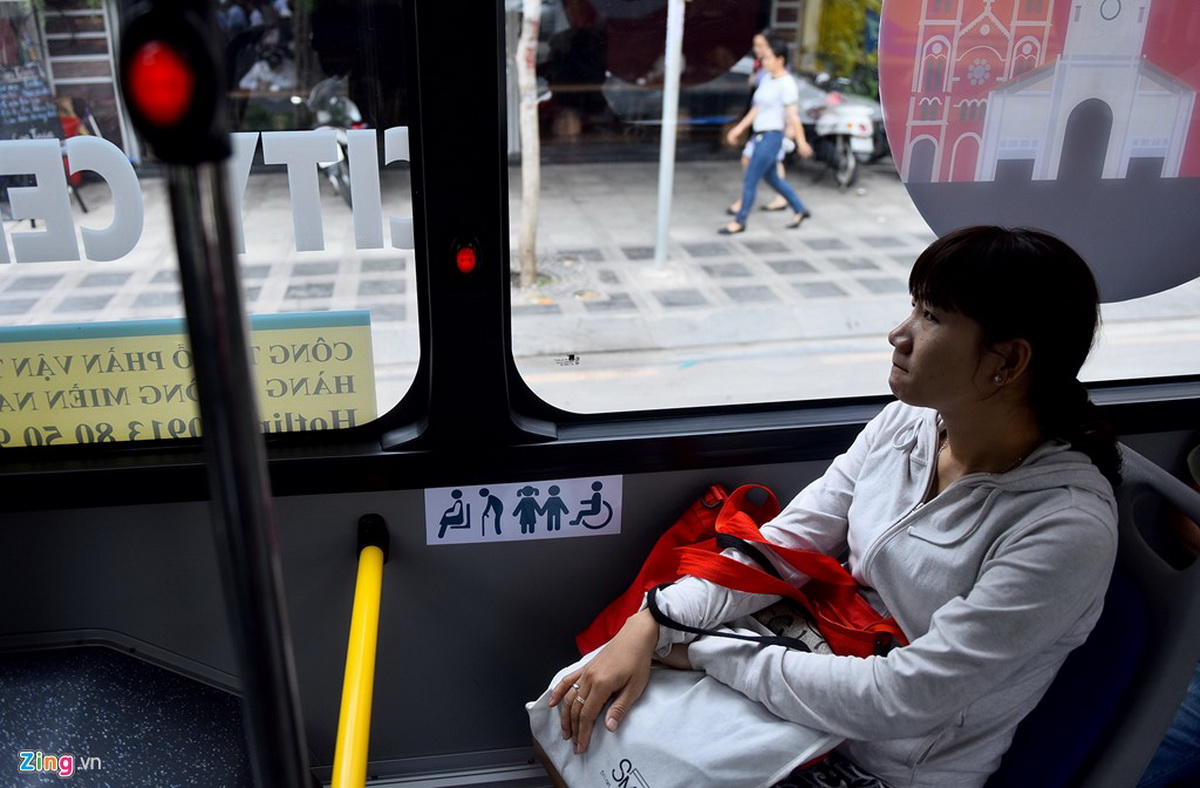 ghế dành cho phụ nữ mang thai trên xe buýt 5 sao trên đường phố Sài Gòn