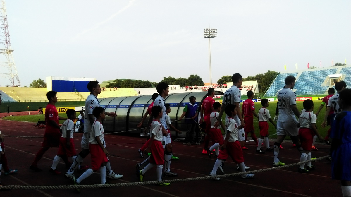 các cầu thủ nhí trại hè bóng thiếu niên Toyota 2015 cùng các cầu thủ tại giải bóng đá AFC Championleague