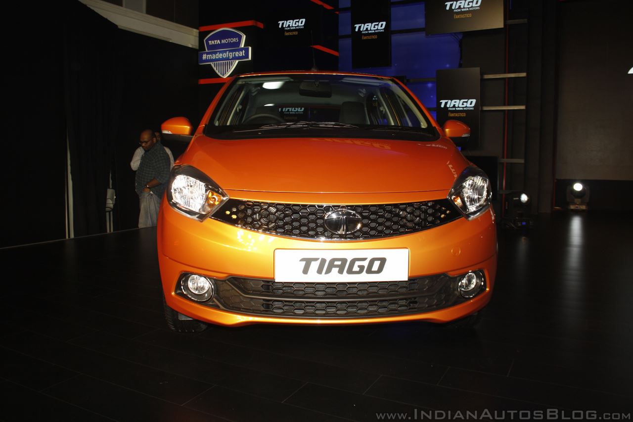 mặt trước xe giá rẻ Tata Tiago của Ấn Độ