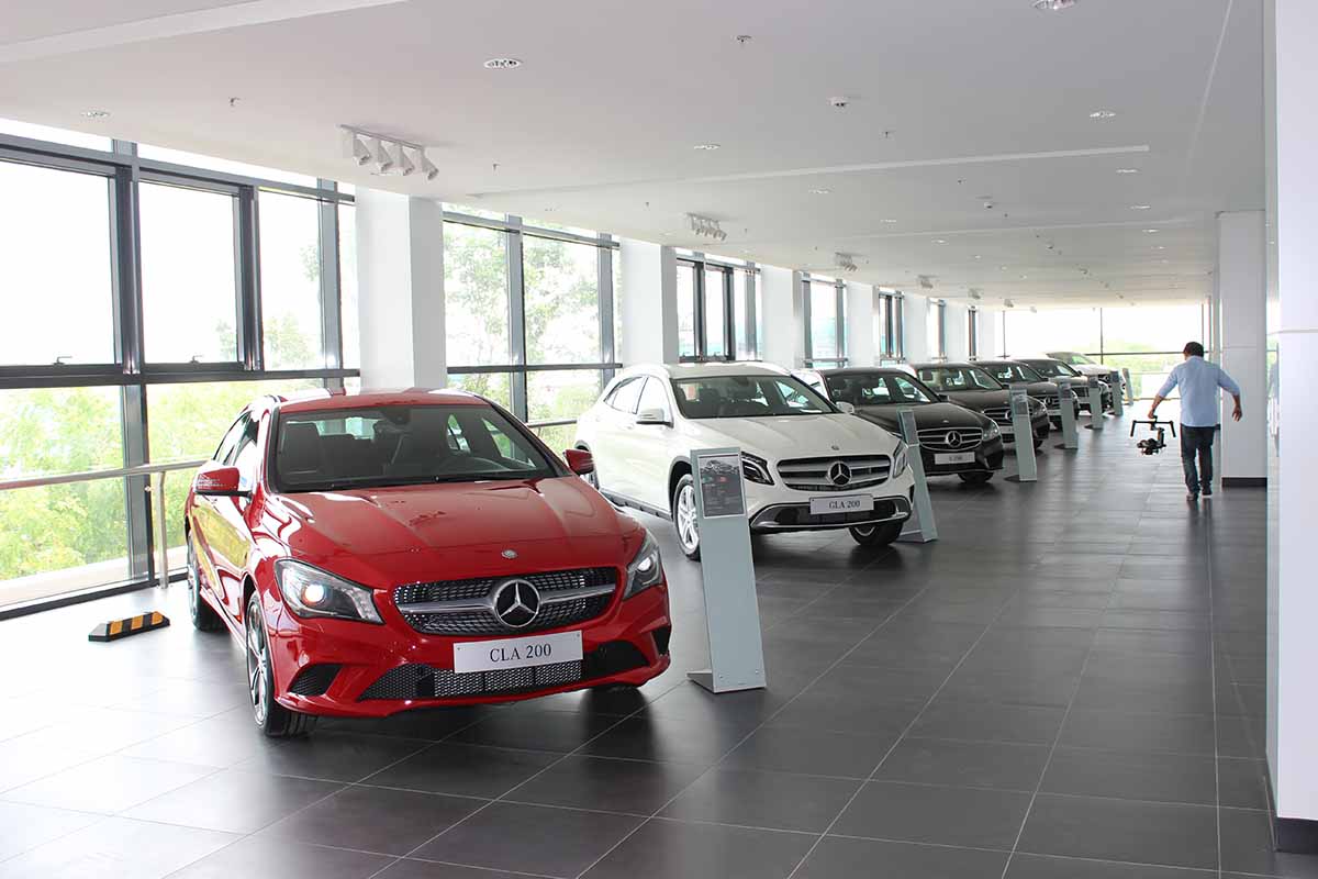 Trung tâm đồng sơn cũng trưng bày tất cả các dòng xe Mercedes-Benz ở tầng 3...
