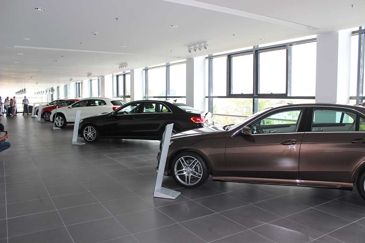 (Autovina) - Trung tâm đồng sơn cũng trưng bày tất cả các dòng xe Mercedes-Benz ở tầng 3, để khách hàng dễ dàng chọn được mẫu xe ưng ý nhất