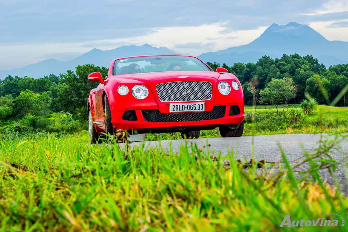 Continental GT thế hệ thứ 2 ra mắt năm 2011 tuy nhỏ nhắn (nên còn được gọi là  “Baby” trong gia đình Bentley) nhưng lại mang một khối động cơ khủng W12 (12 máy), 6 lít và gồm hai phiên bản: chiếc Coupe (GT) mui cứng và chiếc mui xếp mềm GT Convertible (GTC)