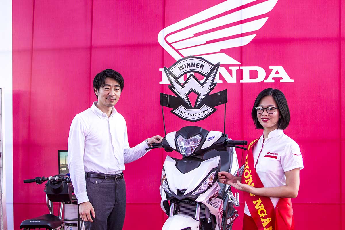 Ông Himihiko Katsuki (trợ lý cấp cao khối bán hàng xe máy của Honda Việt Nam) đã có mặt và giao lưu cùng các biker yêu thích dòng xe SH