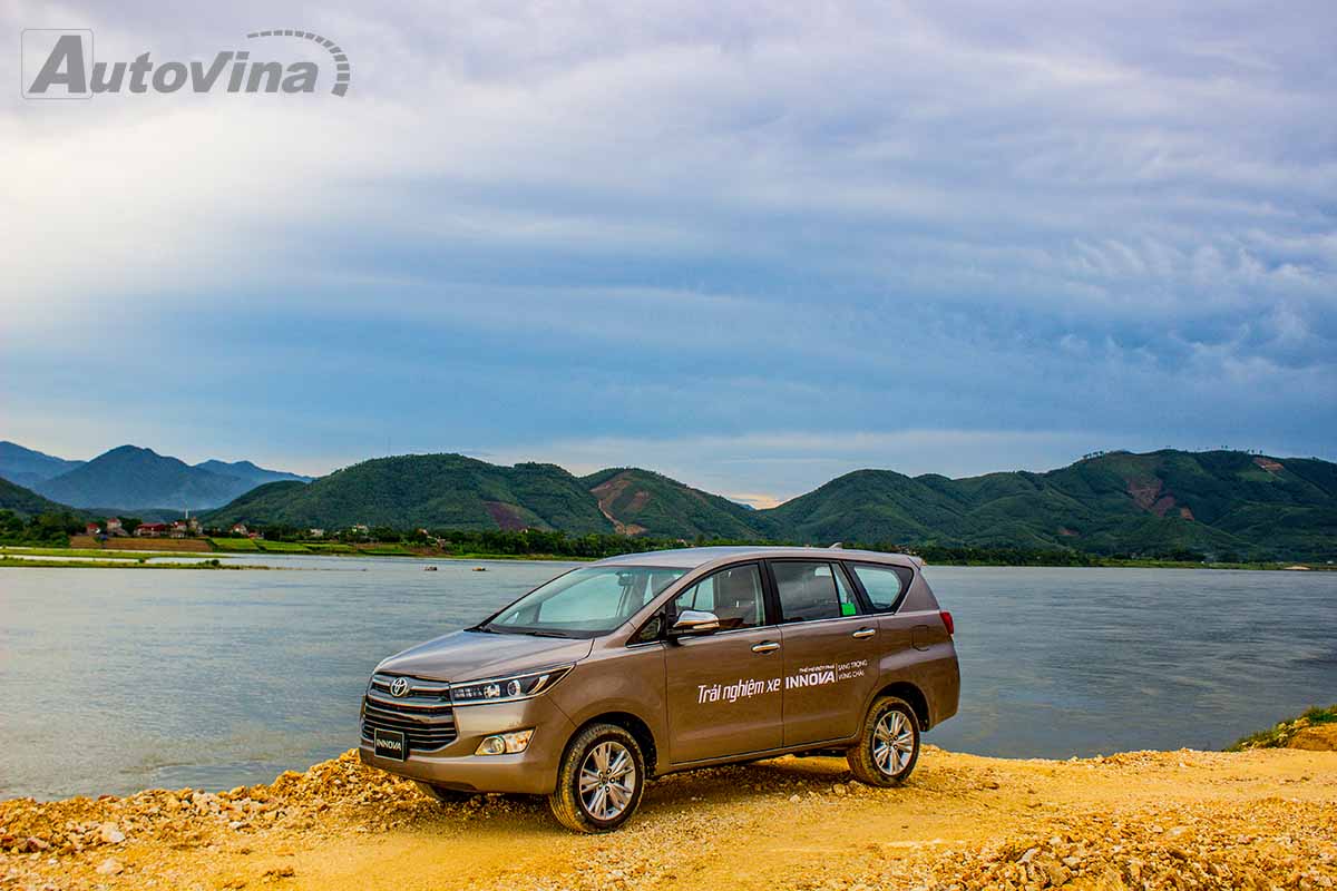 Phải mất tới mười năm sau khi ra mắt tại Việt Nam, chiếc MPV Toyota Innova mới bước sang thế hệ thứ hai. Với quãng thời gian dài như vậy, thế hệ mới thật sự đã “lột xác” hoàn toàn từ diện mạo, công nghệ cho tới các trang bị lần đầu tiên được áp dụng.