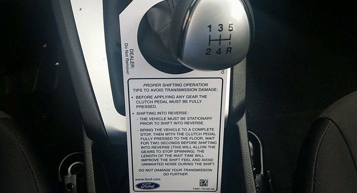 bảng nhỏ hướng dẫn sử dụng hộp số trên Ford Fiesta