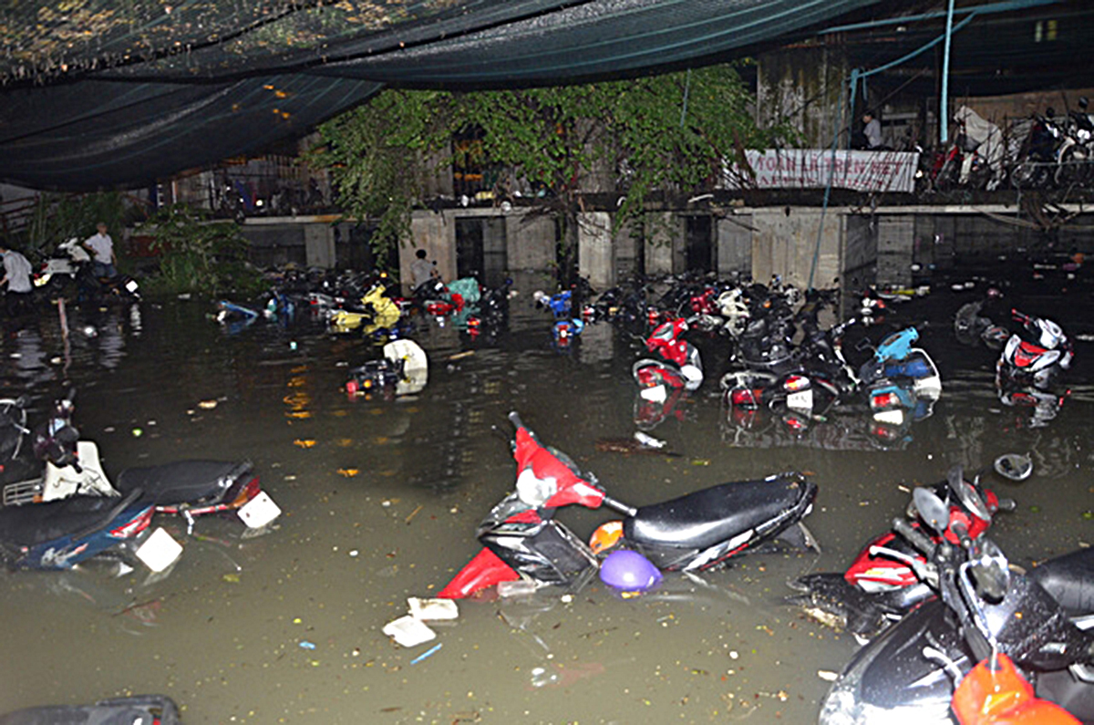 hàng ngàn xe máy ngập chìm giữa biển nước tại Sài Gòn
