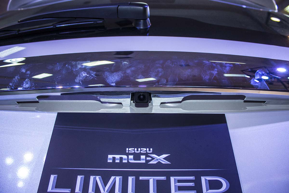 Isuzu MU-X Limited và D-Max Type X