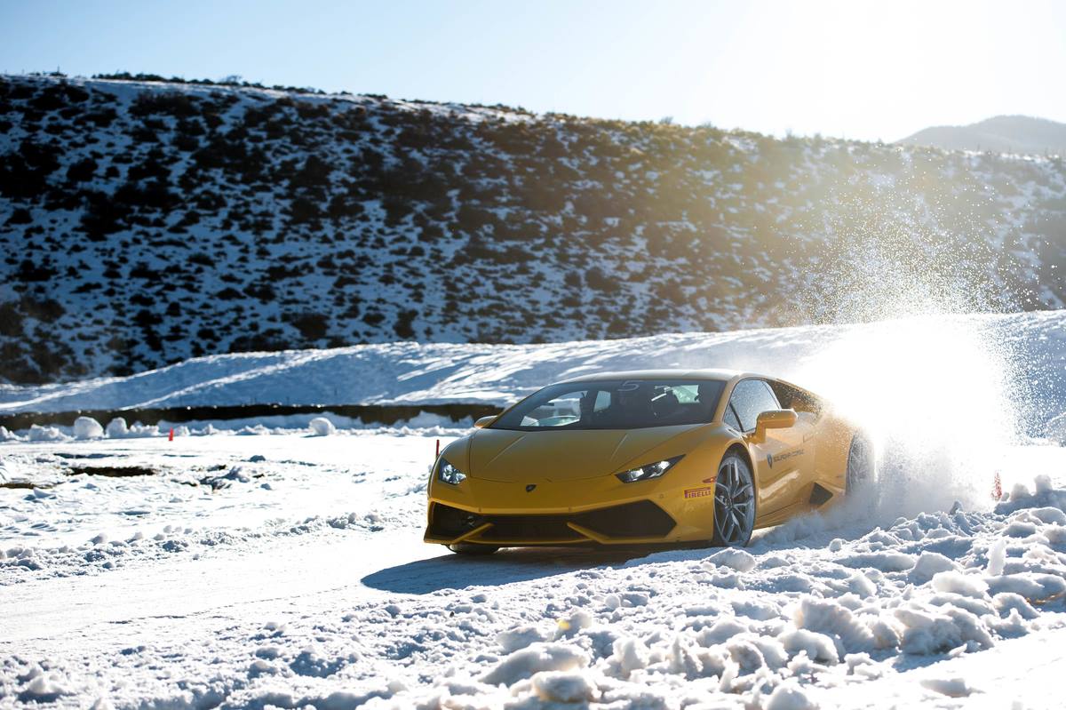khóa học lái xe Lamborghini trên băng tại Châu Âu