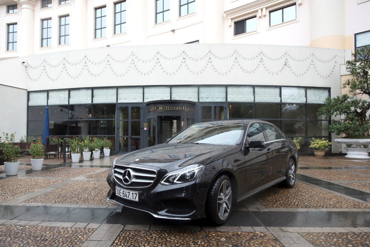Mercedes-Benz bàn giao lô xe E-Class cho khách sạn Hilton Hà Nội Opera