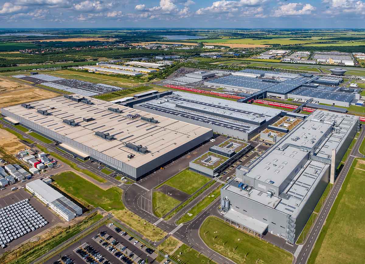 Giữa năm 2011 và 2013, nhà sản xuất xe thể thao đã đầu tư hơn 500 triệu Euro và tuyển dụng thêm 1.500 nhân viên để mở rộng nhà máy bao gồm cả việc xây dựng một xưởng sơn cực kỳ hiện đại và xưởng lắp ráp thân xe chuyên dụng.