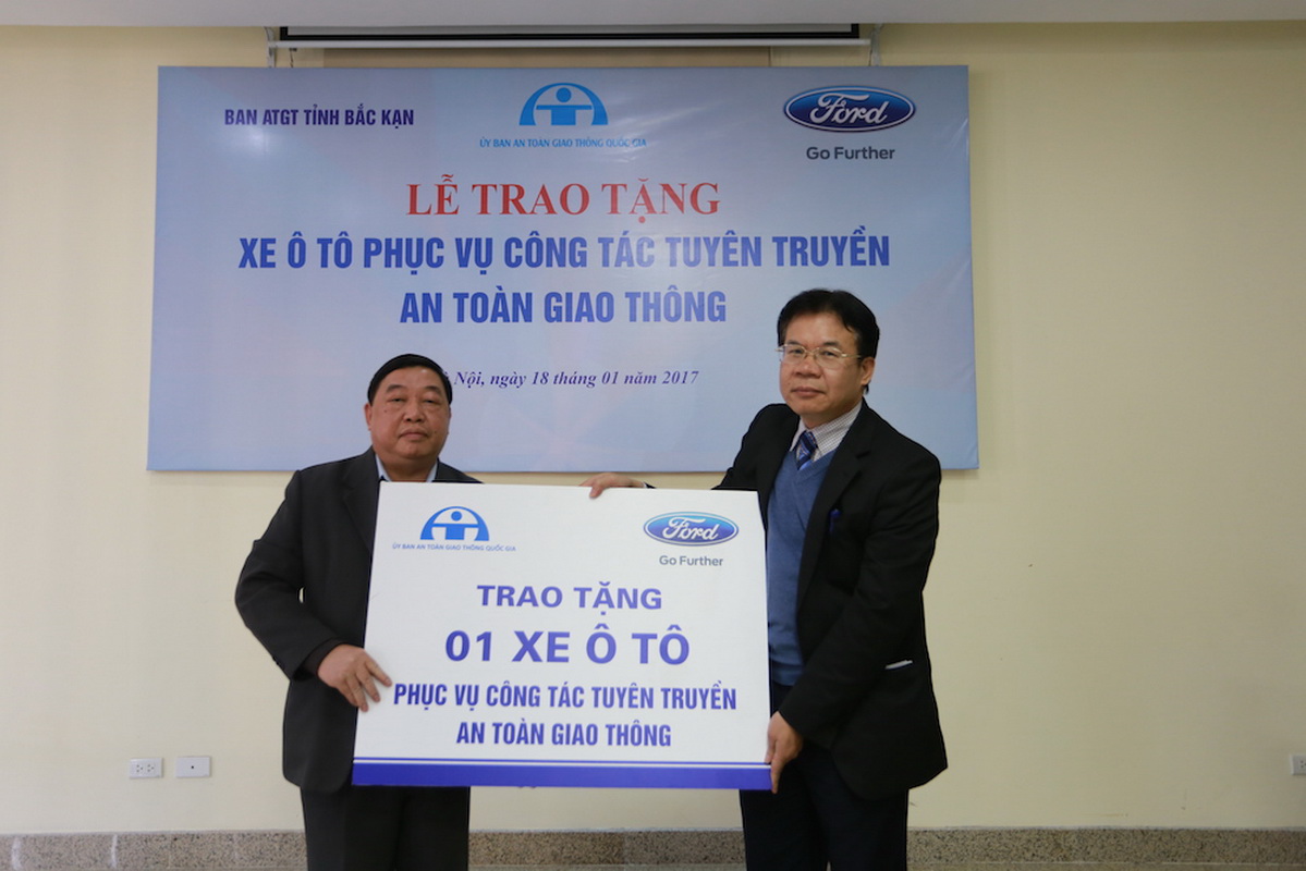 Ford Việt Nam trao tặng xe Ford Transit