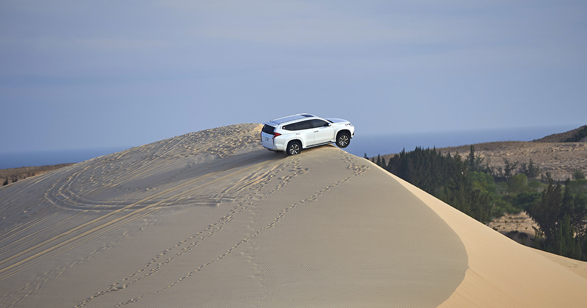 Đồi cát Mũi Né có đặc điểm như là một phần thu nhỏ của các giải Dakar Rally, giải đua xe địa hình khắc nghiệt nhất Thế giới. Vì vậy mà chương trình test xe lần này còn mang cái tên là “Mini Dakar Rally“. Đây cũng là nơi thử thách tốt nhất về sức mạnh cũng như các tính năng cho những dòng xe SUV địa hình 2 cầu.