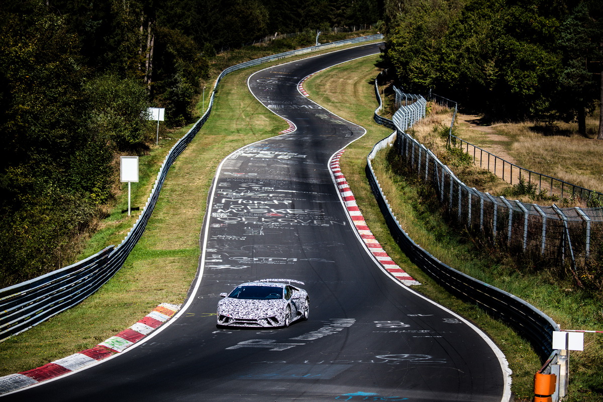 Siêu xe Lamborghini Huracan Performante lập kỷ lục mới tại đường đua tử thần Nürburgring
