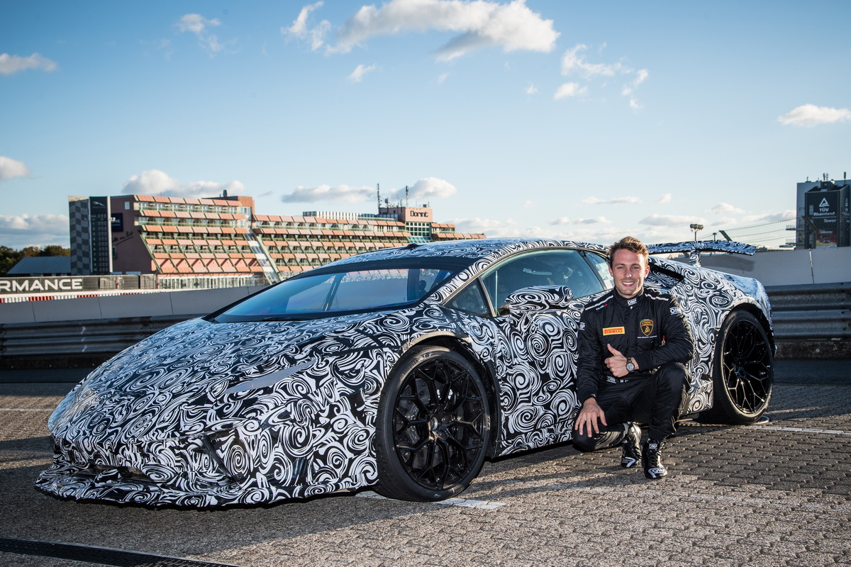 Siêu xe Lamborghini Huracan Performante lập kỷ lục mới tại đường đua tử thần Nürburgring