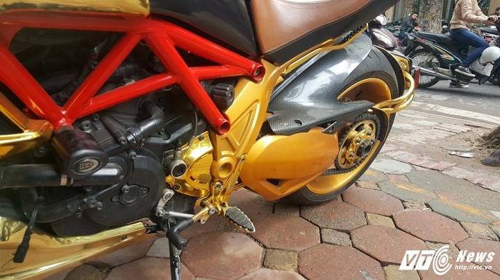 Ducati Diavel mạ vàng