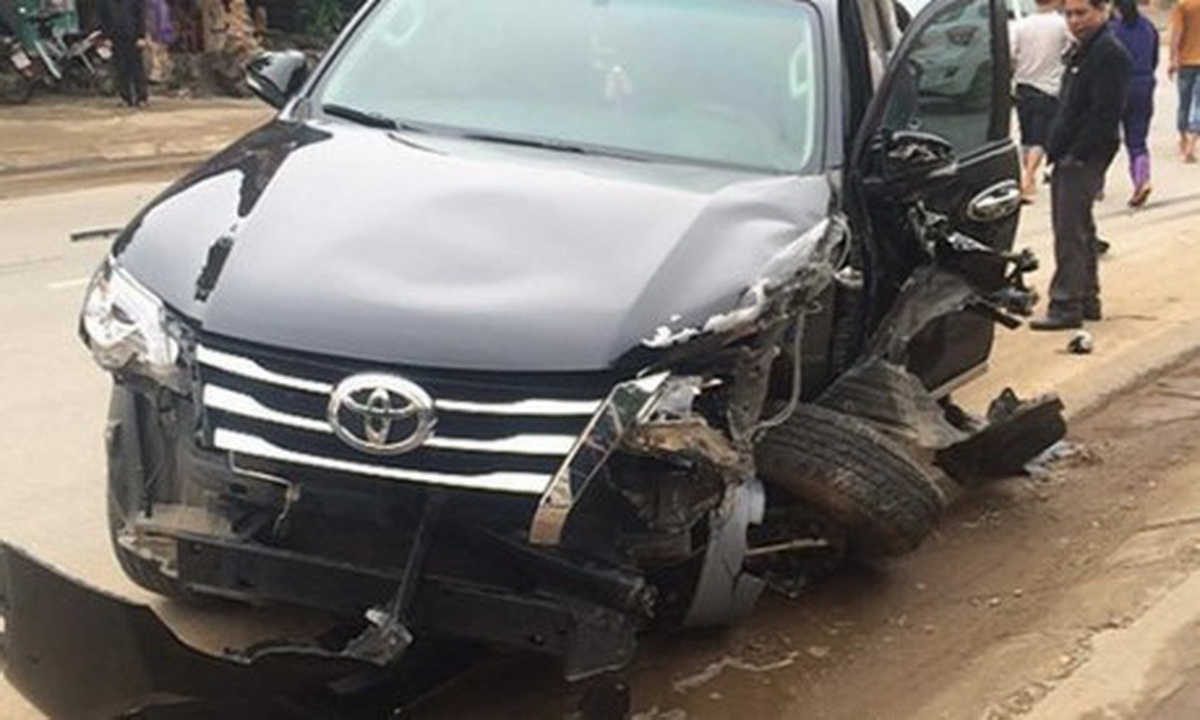 Toyota Fortuner 2017 bị tai nạn