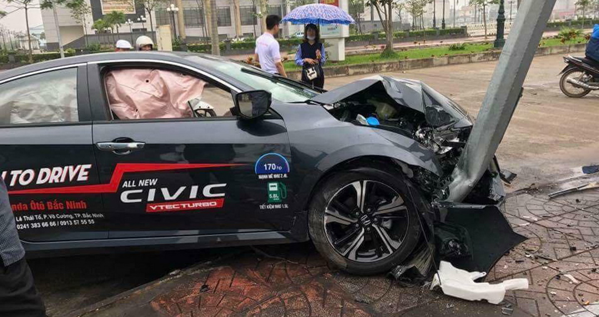 Lại thêm một chiếc Honda Civic 2017 mới gặp nạn ở Việt Nam