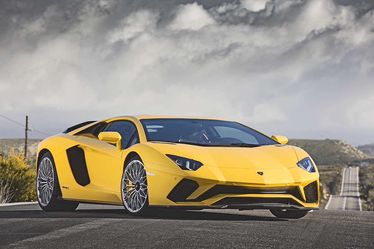 Sau 6 năm, Lamborghini muốn tạo ra một mẫu xe mới thật đặc biệt và “hầm hố”. Đó là Aventador S và tác giả là Mitja Borkert, giám đốc Trung tâm Thiết kế Lamborghini, người từng phụ trách thiết kế của Porsche.