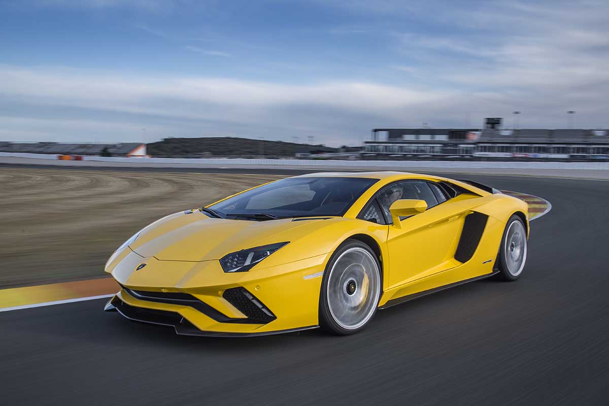 Sáu năm trước đây tại Rome, Lamborghini đã hé lộ về một mẫu xe thay thế chiếc Murcielago: đó là Aventador LP700-4, mẫu xe được Boeing thiết kế khung gầm liền khối hoàn toàn bằng sợi các bon thay cho kết cấu ống tuýp truyền thống.