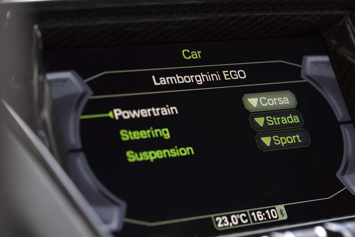 Điểm đặc biệt nhất của Aventador S là có thêm chế độ lái EGO với 24 cách thức lái tuỳ chọn để cải thiện hệ thống lái, lực kéo, độ ổn định và hệ thống treo theo sở thích cá nhân riêng của từng khách hàng 
