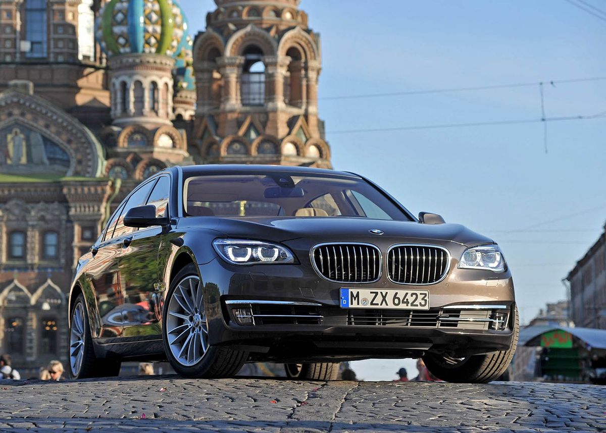 BMW triệu hồi M760Li do lỗi rò rỉ dầu