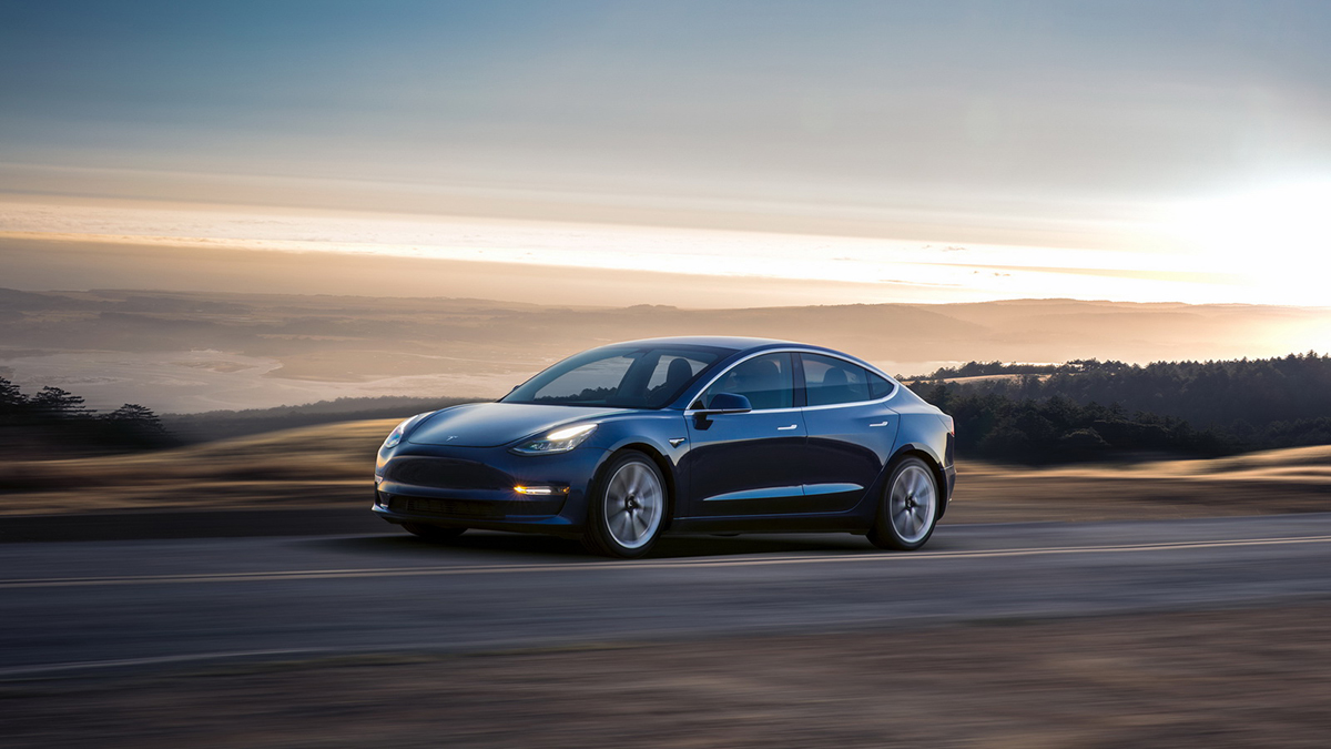 Tesla Model 3 sử dụng smartphone để khởi động xe