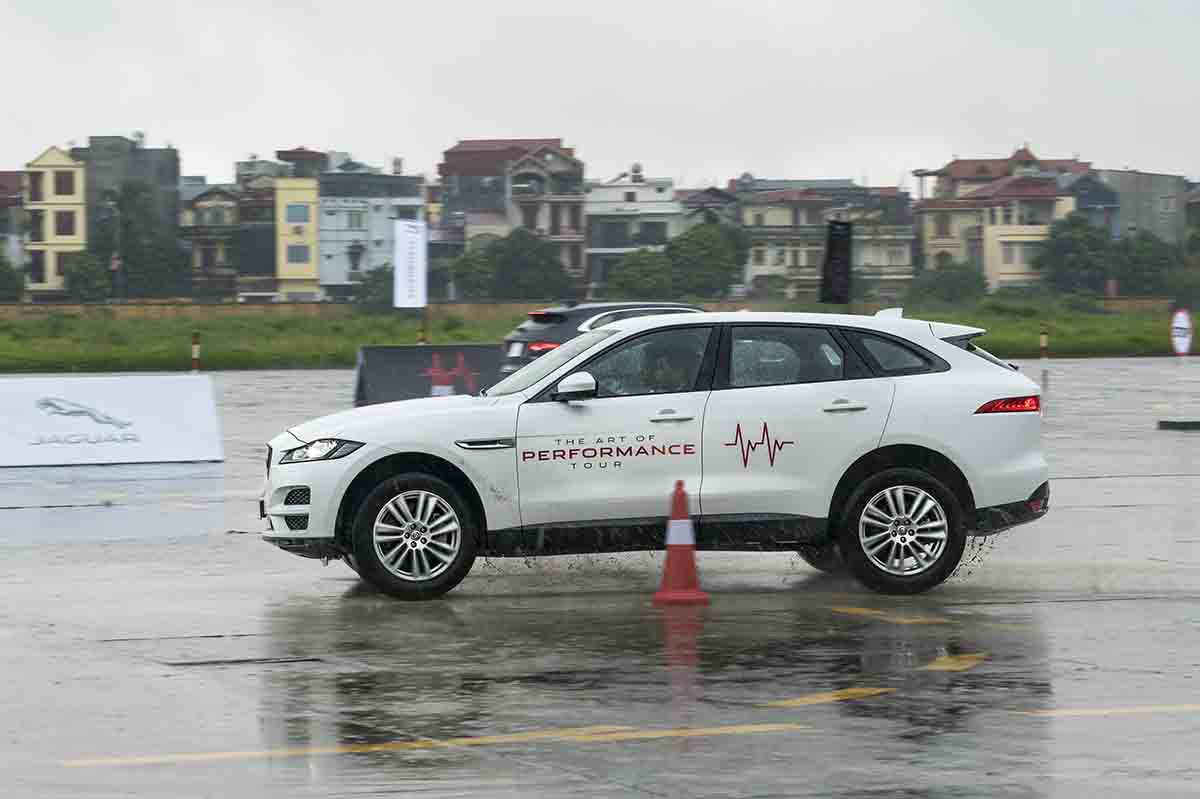 Jaguar lần đầu tiên tổ chức chương trình trải nghiệm tính năng cao The Art Of Performance cho các dòng xe của mình tại Việt Nam.