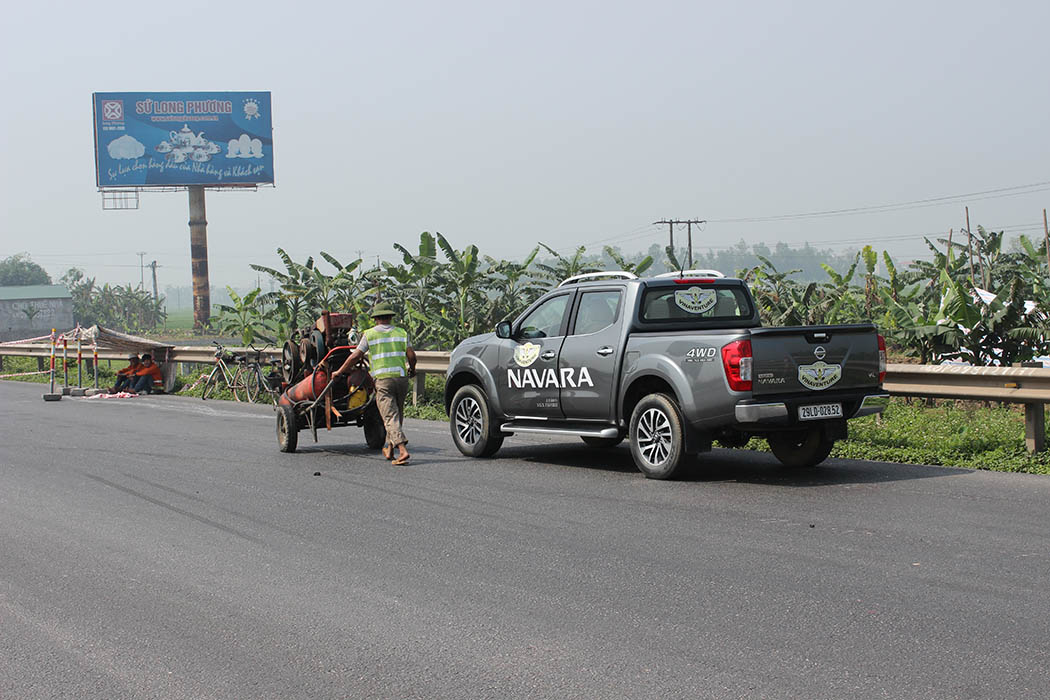 2015 Nissan Navara - Du lịch Lào 