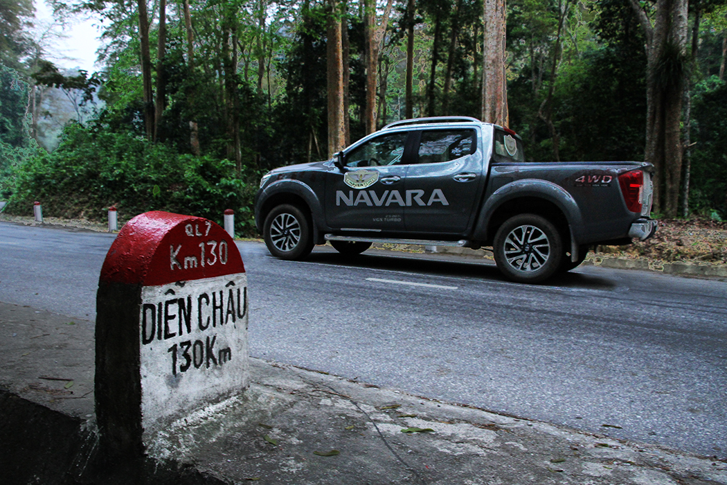 Nissan NP300 Navara hành trình 2,000 km sag Lào