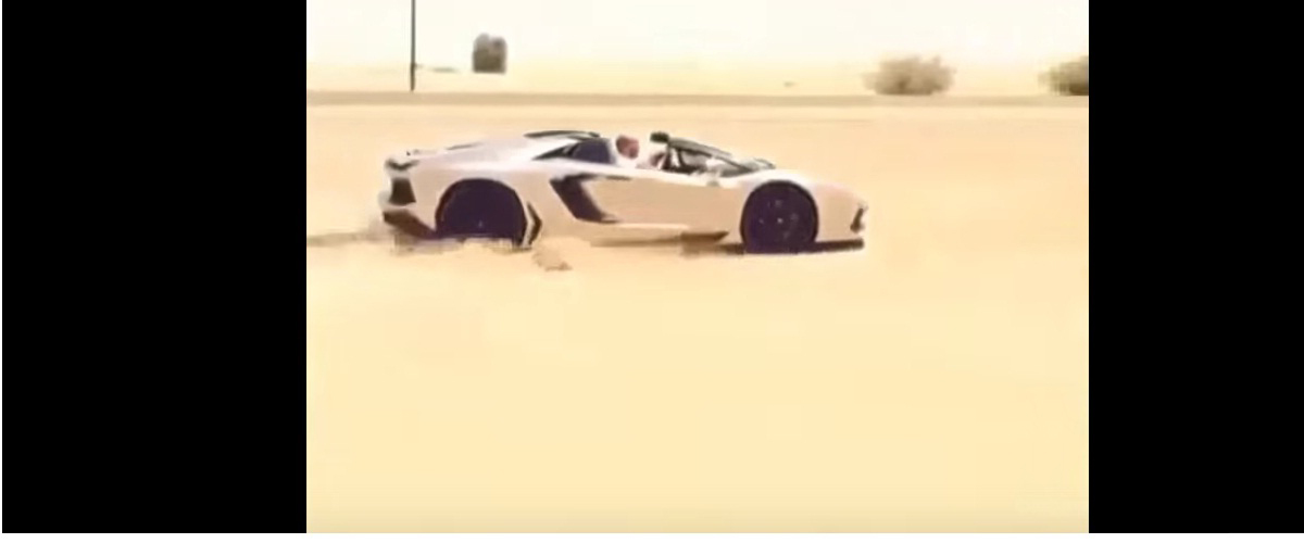 Video siêu xe Lamborghini Aventador drift trên cát