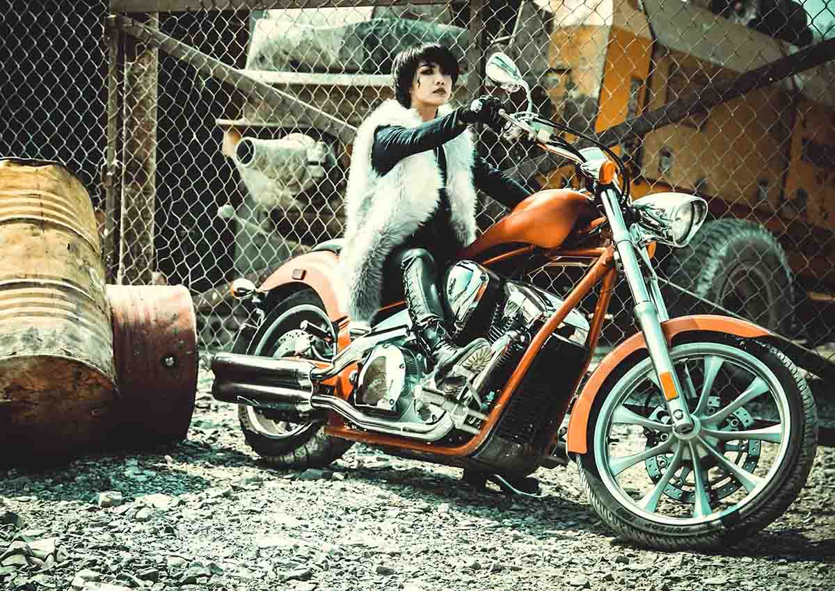 Ca sĩ Tinna Tình và thú chơi xe mô tô phân khối lớn