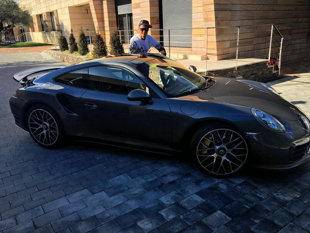 Cristiano Ronaldo mua xe Porsche 911 TurboS