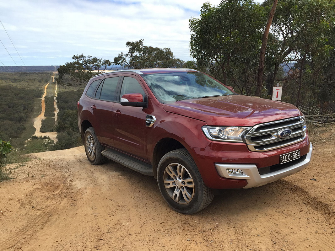 mặt trước review ford everest 2016