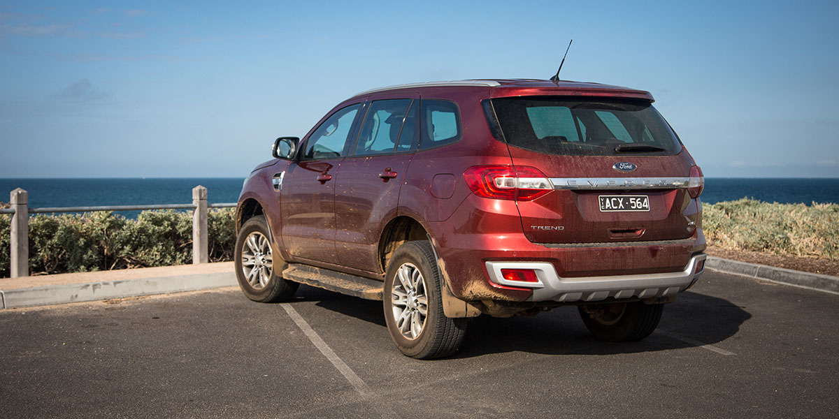 mặt sau review ford everest 2016