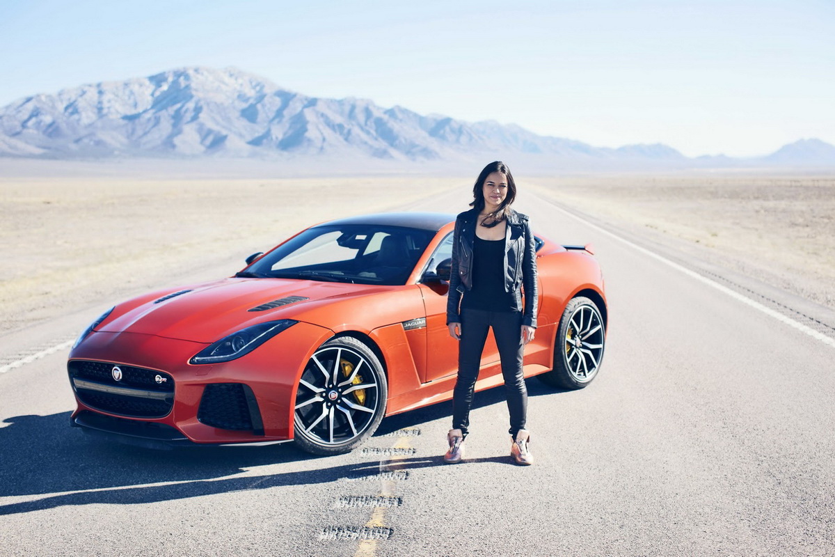 hình ảnh Nữ diễn viên Michelle Rodriguez trải nghiệm cùng chiếc xe Jaguar F-Type nhanh nhất