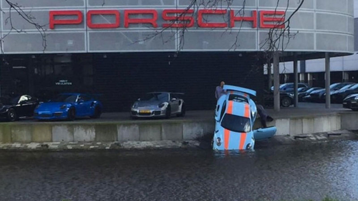 hình ảnh porsche 911 GT3 RS lao xuống hồ