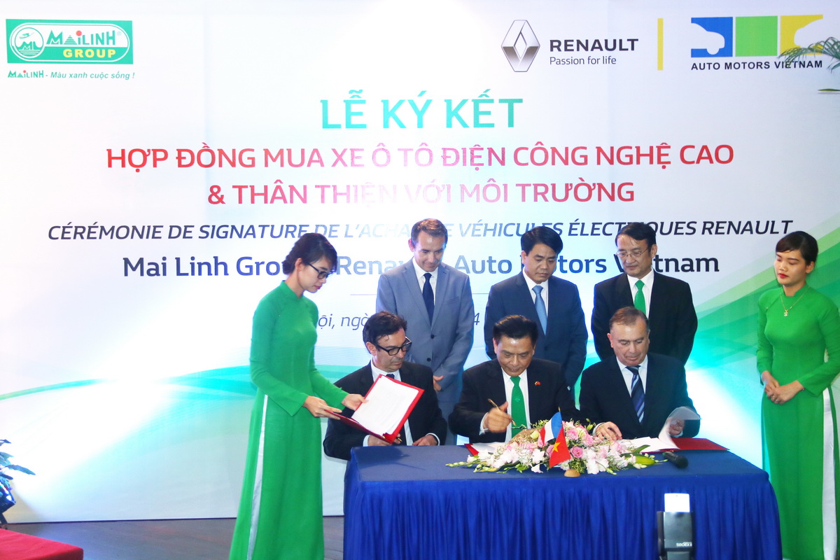 hình ảnh lễ ký kết hợp đồng mua bán xe ô tô điện giữa Renault Việt Nam và Taxi Mai Linh