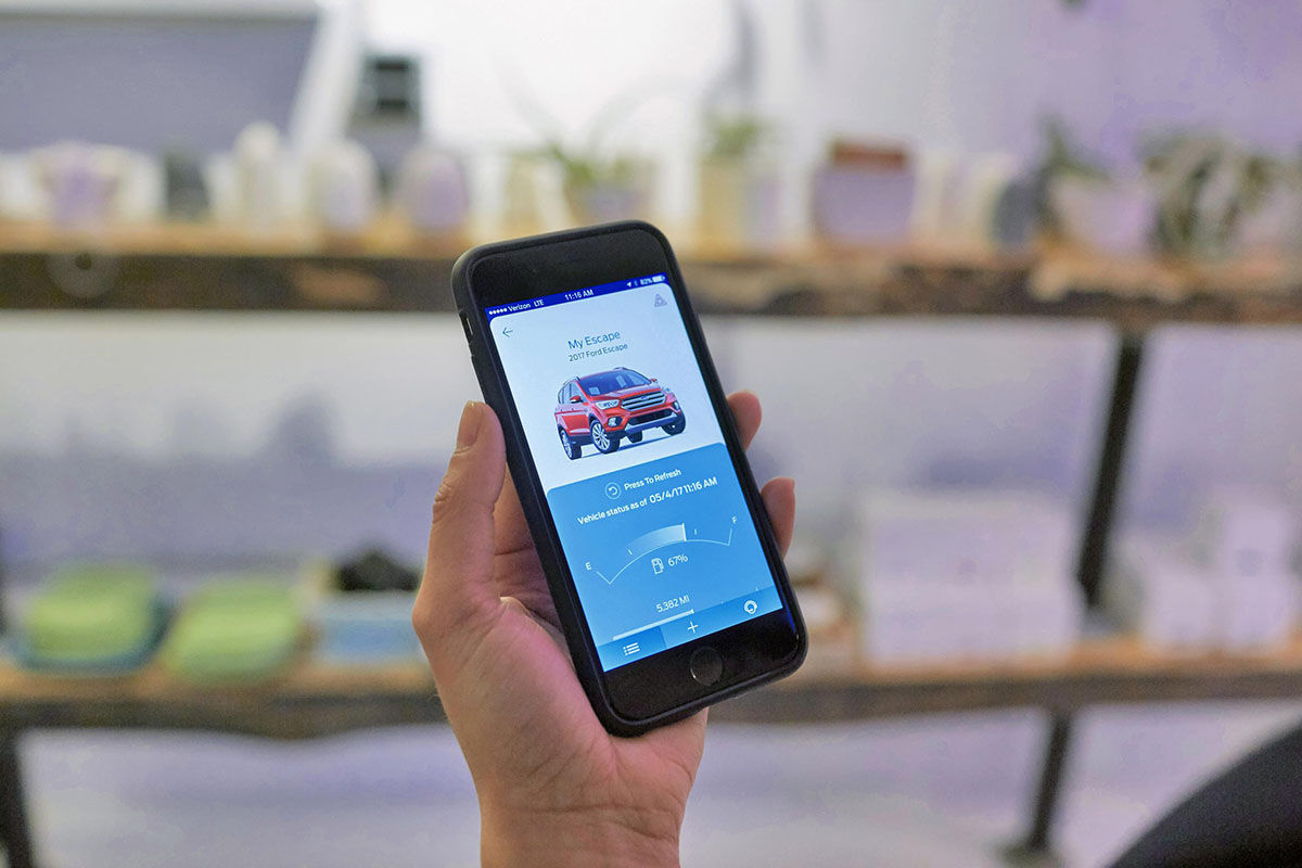 hình ảnh công nghệ FordPass điều khiển xe từ xa thông qua smartphone