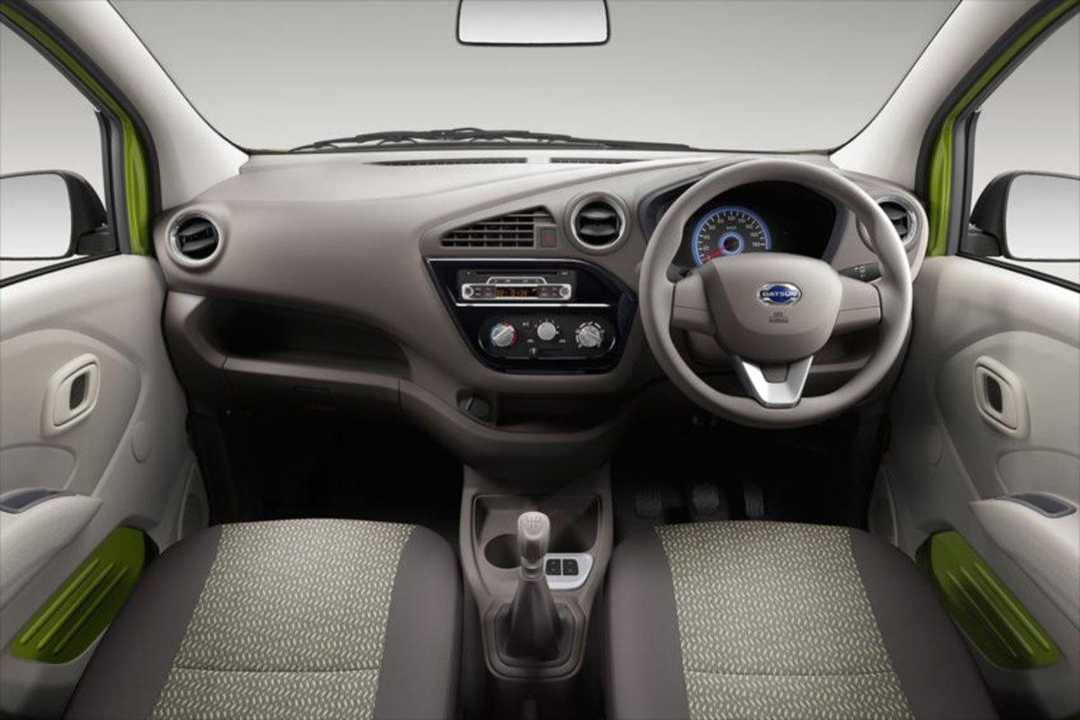 khoang lái xe ô tô giá rẻ Ấn Độ Datsun redi-GO ra mắt