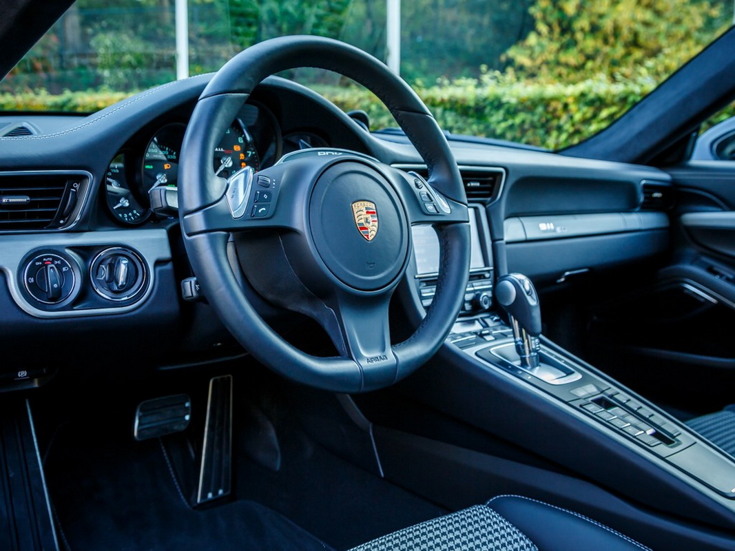 khoang lái Porsche 911 phiên bản kỷ niệm 50 năm