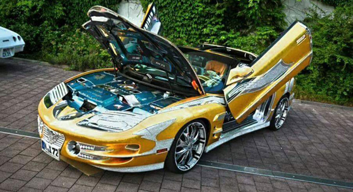 xe cổ nạm vàng Pontiac Trans Am 2002