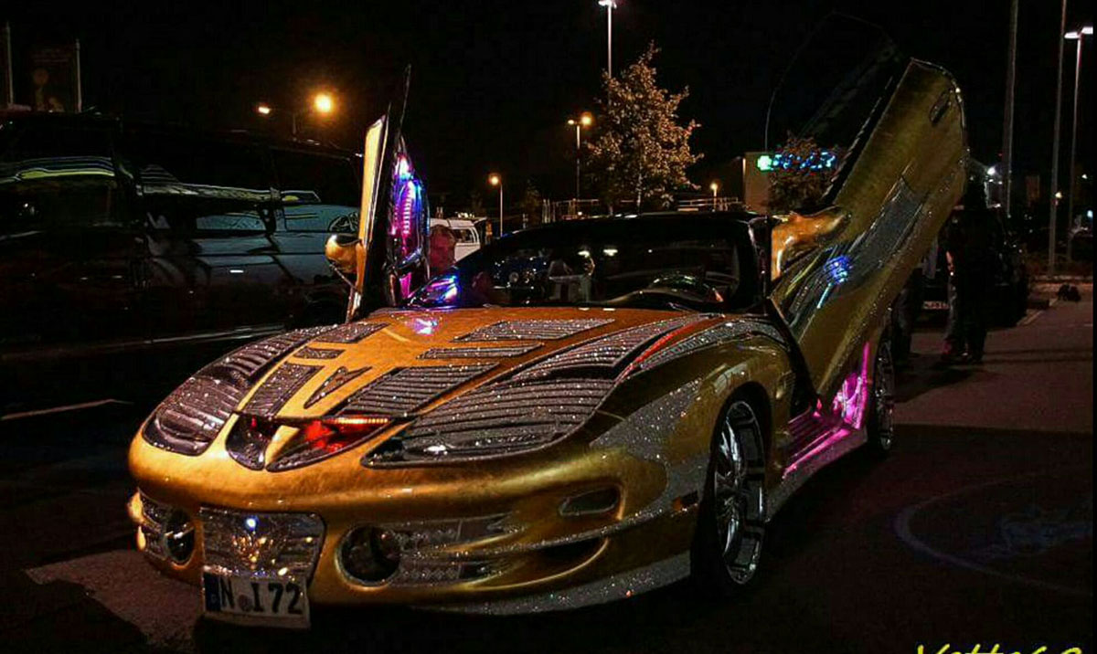 xe cổ nạm vàng Pontiac Trans Am 2002